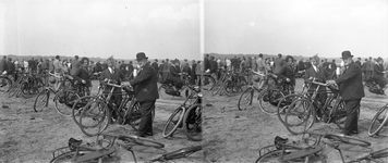 859175 Afbeelding van een groot gezelschap met fietsen, op een onbekende lokatie (vliegveld Soesterberg?).